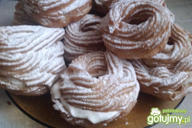 Pączki hiszpańskie z bitą śmietaną