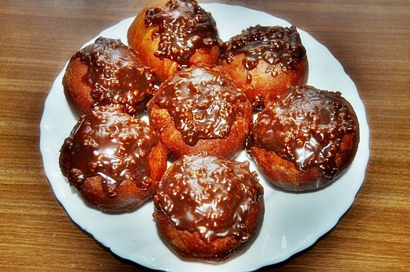 Pączki parzone polane czekoladą Pączki parzone polane czekoladą