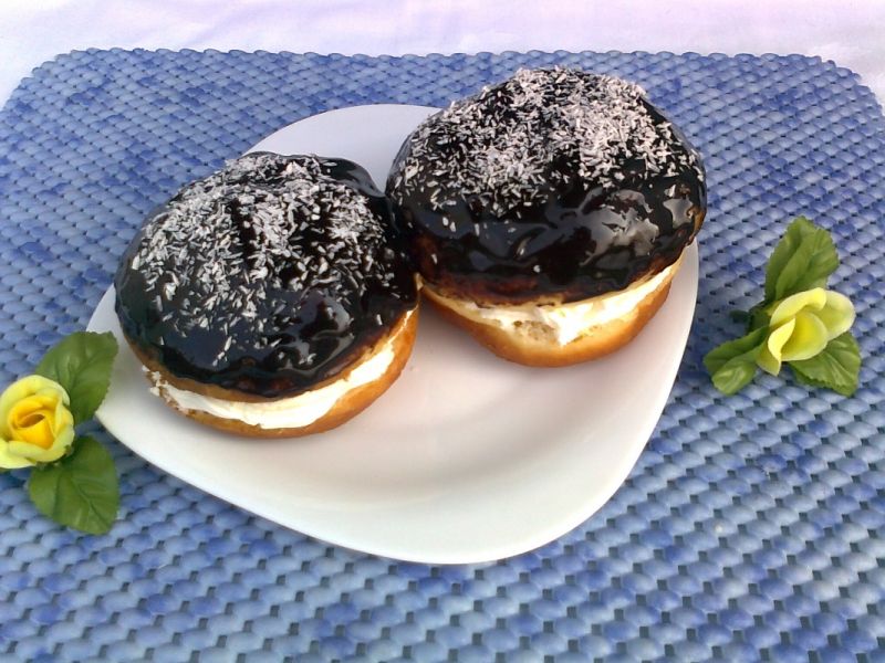 Pączki z bitą śmietaną Pączki z bitą śmietaną