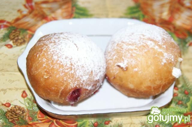 Pączki z bitą śmietaną  i malinową nutą