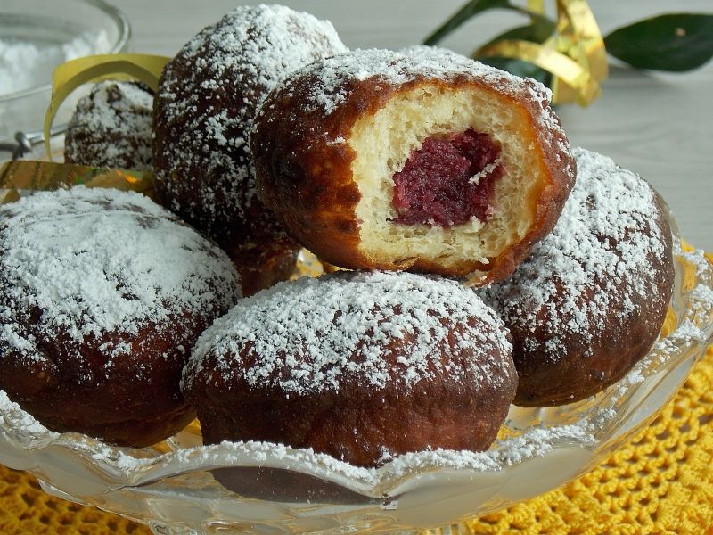 Pączki z ciasta drożdżowego parzonego smażone Pączki z ciasta drożdżowego parzonego smażone