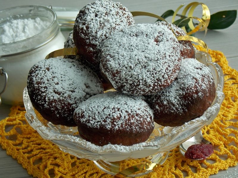 Pączki z ciasta drożdżowego parzonego smażone Pączki z ciasta drożdżowego parzonego smażone