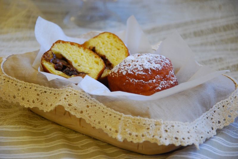 Pączki z czekoladą i rodzynkami