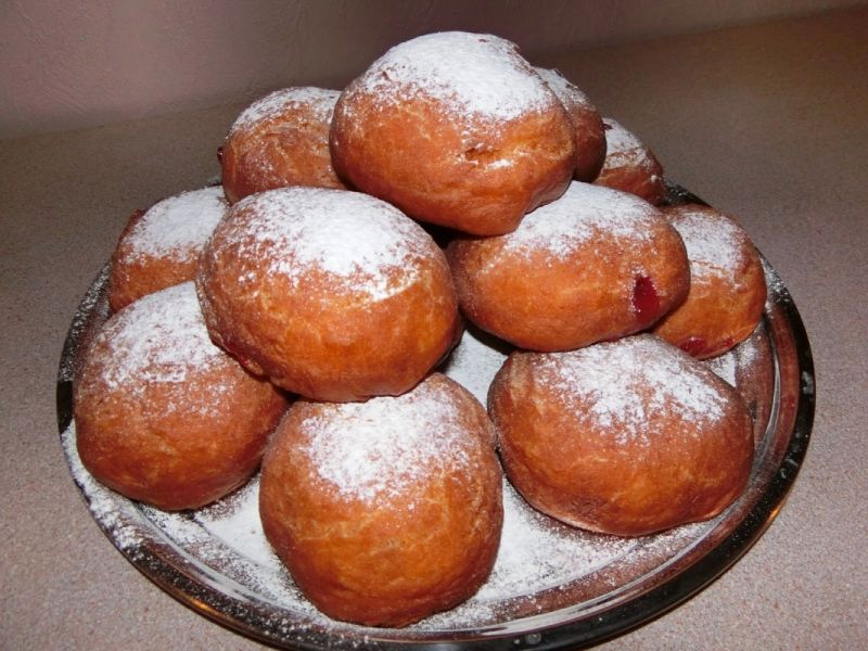 Pączki z dżemem truskawkowym Pączki z dżemem truskawkowym