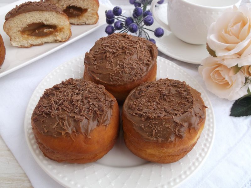 Pączki z kajmakiem i polewą  Pączki z kajmakiem i polewą