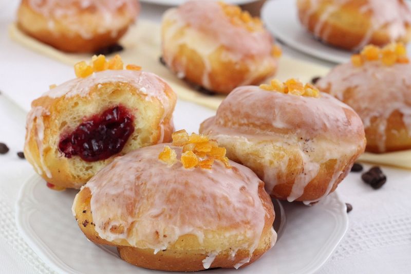 Pączki z konfiturą malinową Pączki z konfiturą malinową