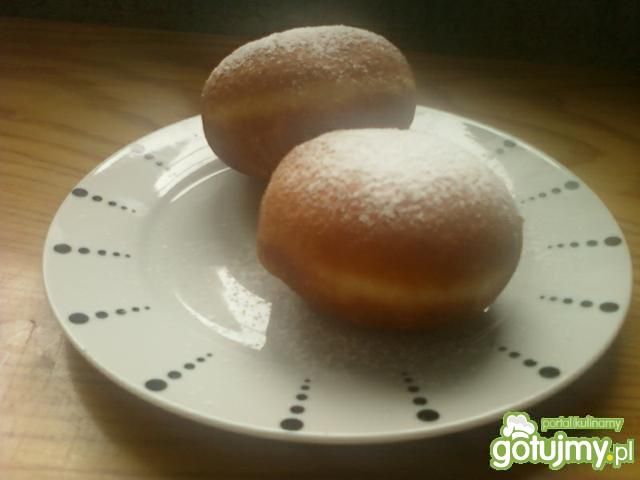 Pączki z konfiturą wiśniową