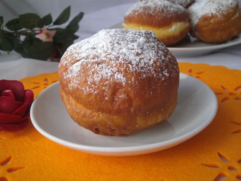 Pączki z konfiturą z różaną Pączki z konfiturą z różaną