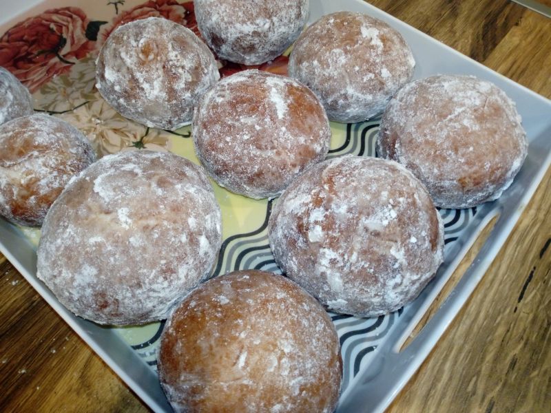 Pączki z kremem czekoladowym Pączki z kremem czekoladowym