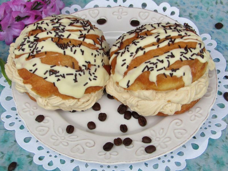 Pączki z kremem kawowym polane białą czekoladą Pączki z kremem kawowym polane białą czekoladą