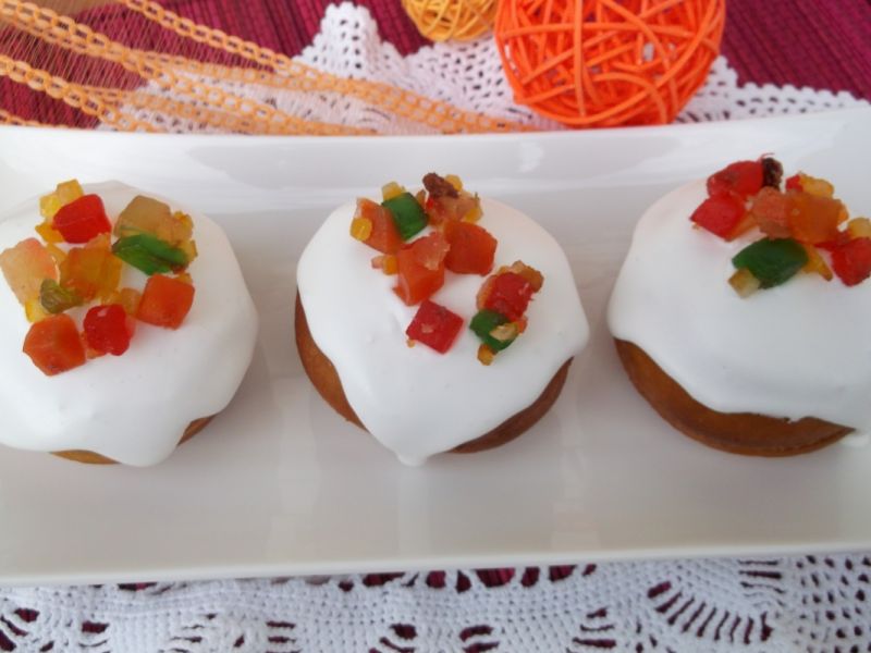 Pączki z lukrem i owocami kandyzowanymi  Pączki z lukrem i owocami kandyzowanymi