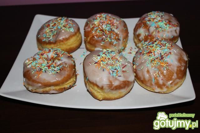 Pączki z lukrem i posypką Pączki z lukrem i posypką