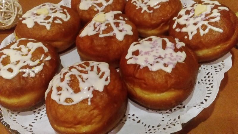 Pączki z marmoladą wieloowocową Pączki z marmoladą wieloowocową