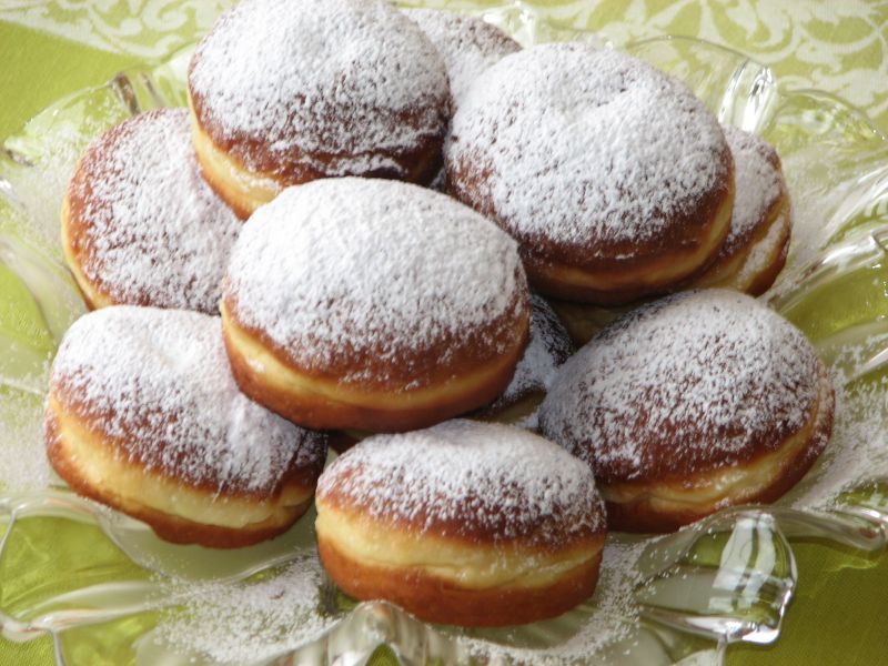 Pączki z nadzieniem różanym Pączki z nadzieniem różanym