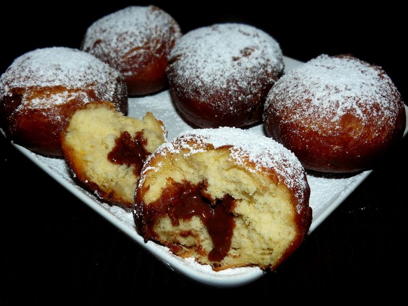 Pączki z nadzieniem truskawkowo - czekoladowym