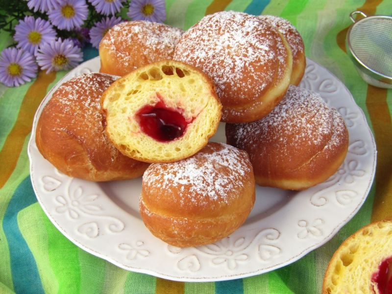 Pączki z nadzieniem wiśniowym Pączki z nadzieniem wiśniowym