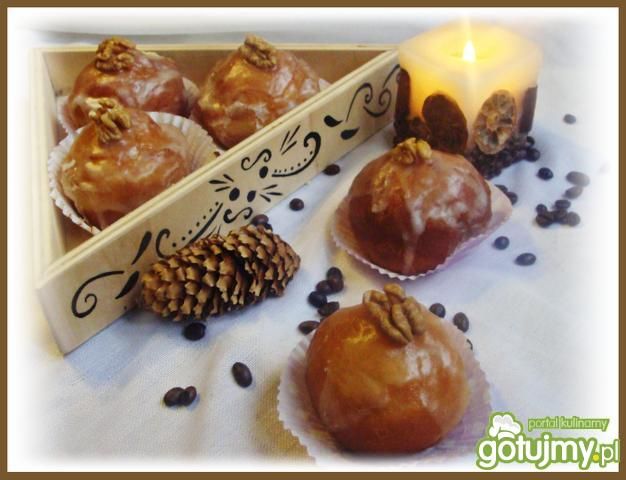 Pączki z orzechami i cytrynowym lukrem Pączki z orzechami i cytrynowym lukrem