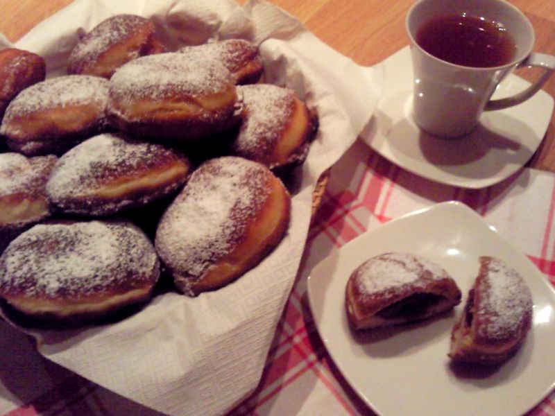 Pączki z powidłami i cukrem pudrem Pączki z powidłami i cukrem pudrem