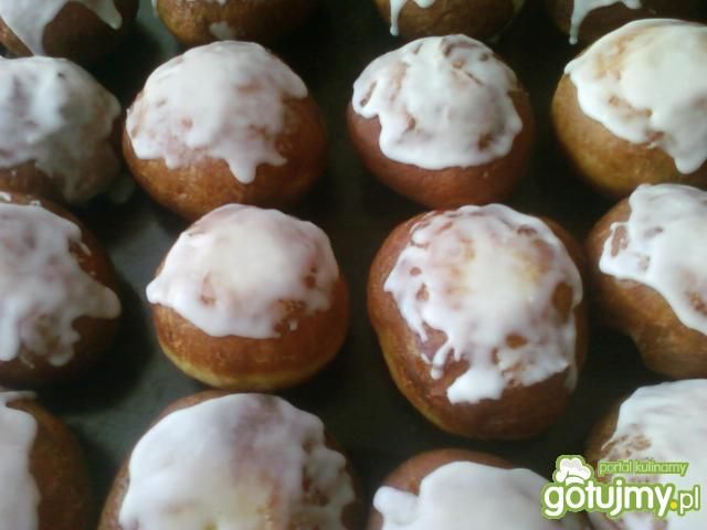 Pączki z powidłami i lukrem