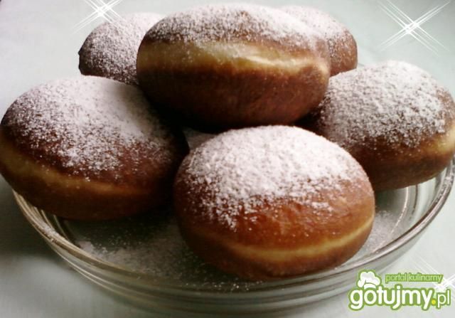 Pączki z powidłami posypane pudrem