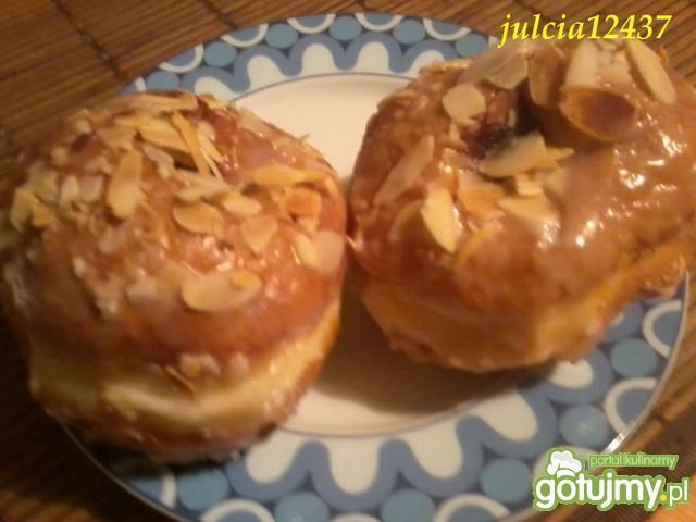 Pączki z powidłami śliwkowymi i migdały Pączki z powidłami śliwkowymi i migdały