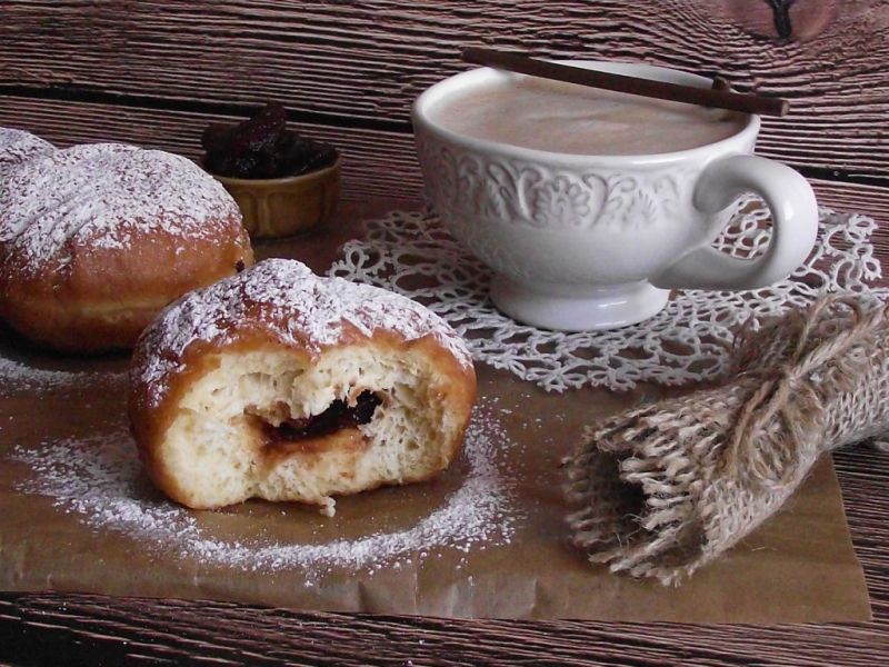 Pączki z różą i cukrem pudrem Pączki z różą i cukrem pudrem