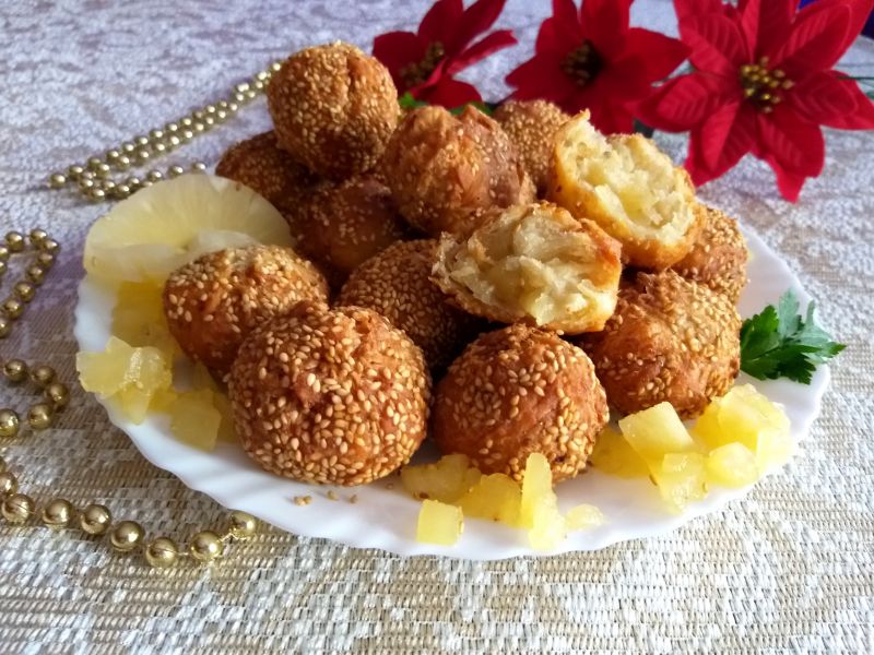 Pączki z sezamem i nadzieniem ananasowym Pączki z sezamem i nadzieniem ananasowym