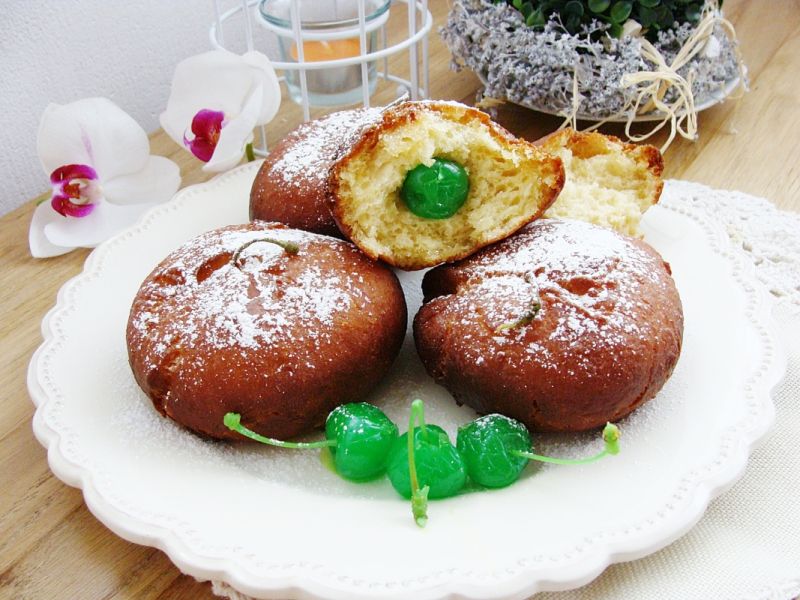 Pączki z wisienką Pączki z wisienką