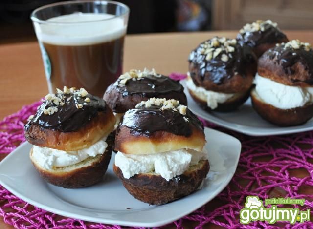 Pączusie z bitą śmietaną i czekoladą  Pączusie z bitą śmietaną i czekoladą