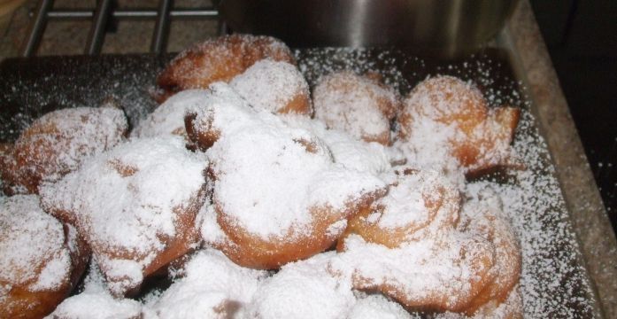 Pączusie z cukrem pudrem Pączusie z cukrem pudrem