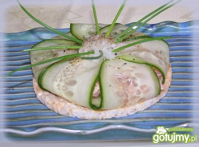 Paczuszka z tuńczykiem na waflu ryżowym Paczuszka z tuńczykiem na waflu ryżowym