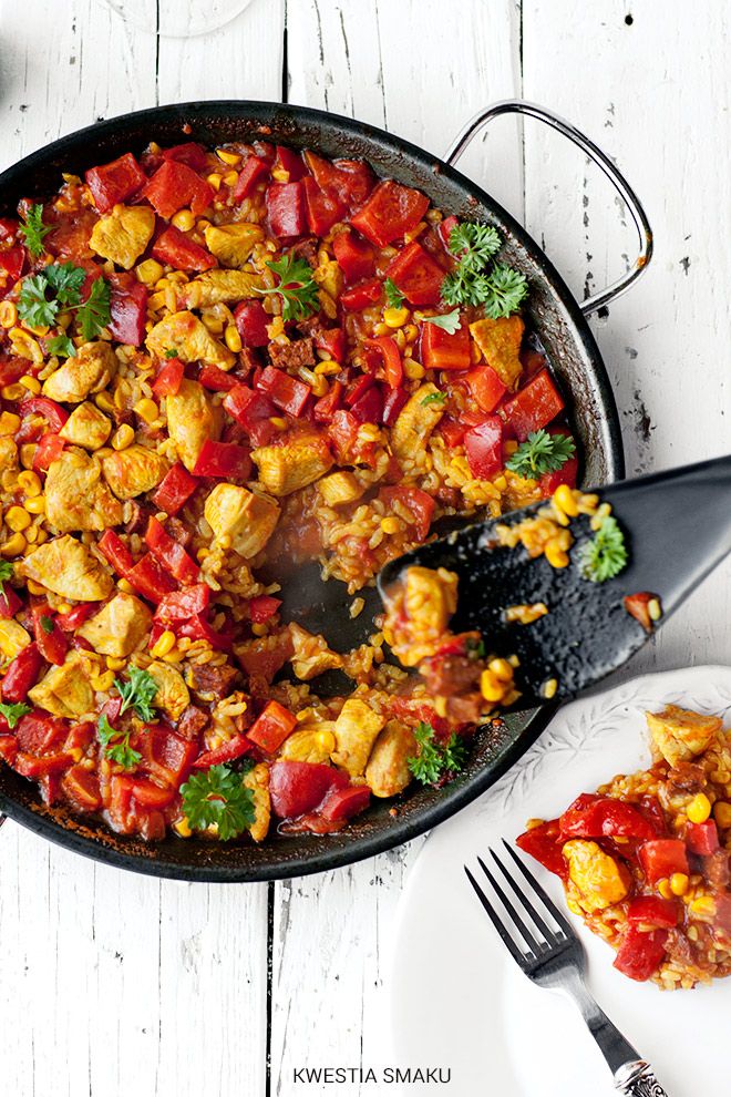 Paella z kurczakiem i chorizo Paella z kurczakiem i chorizo