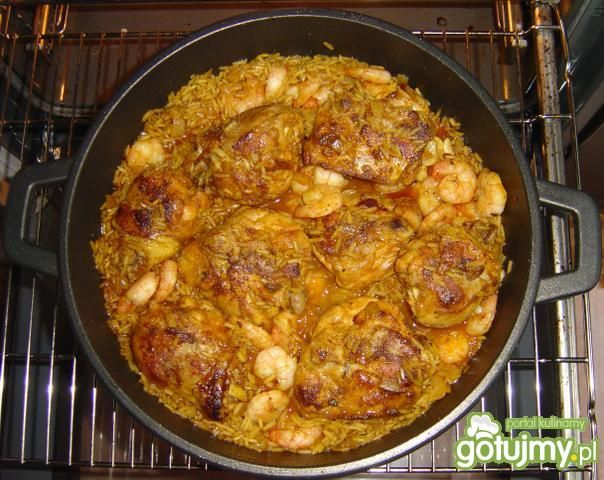 Paella z kurczakiem i owocami morza Paella z kurczakiem i owocami morza