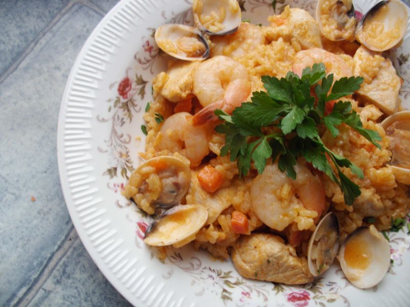 Paella z owocami morza i kurczakiem Paella z owocami morza i kurczakiem