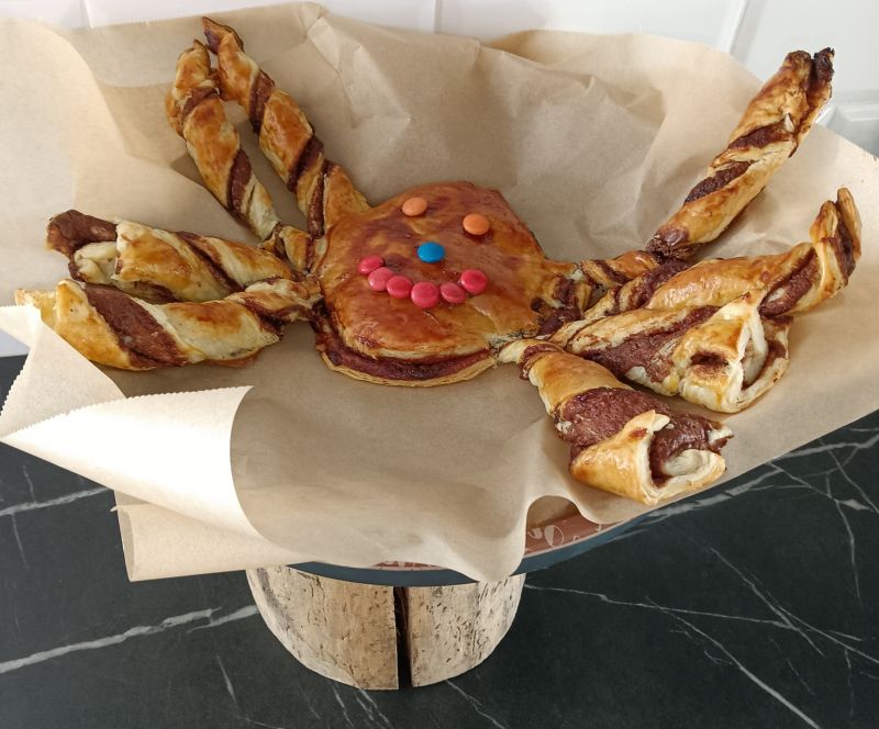 Pająk z ciasta francuskiego z kremem czekoladowym