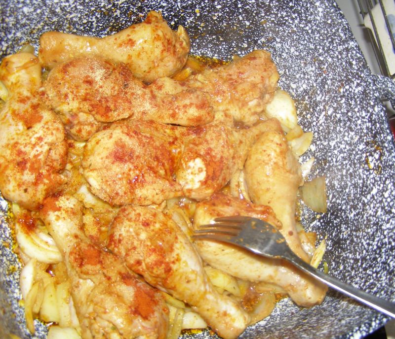 Pałeczki kurczaka pikantne z cebulą duszone