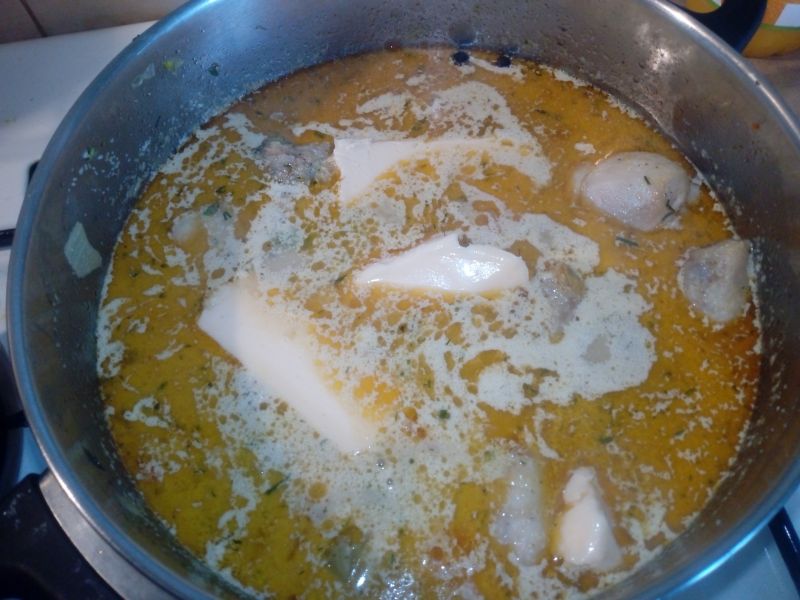 Pałeczki kurczaka w sosie śmietanowo-serowym