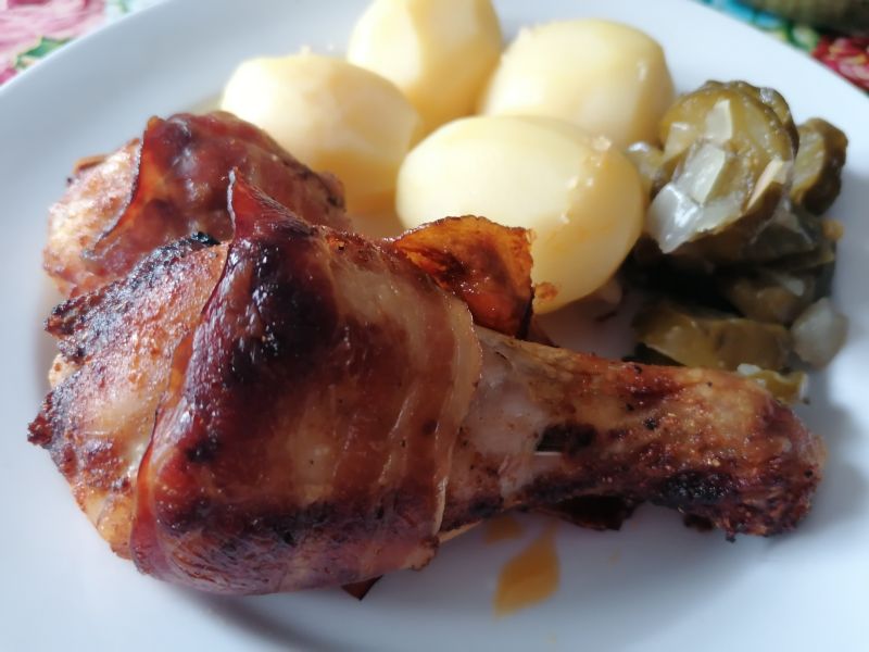 Pałeczki z kurczaka owinięte boczkiem Pałeczki z kurczaka owinięte boczkiem