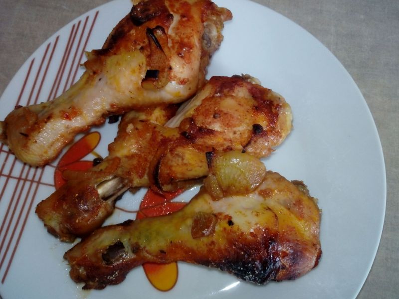 Pałeczki z kurczaka pieczone w ketchupie i cebuli