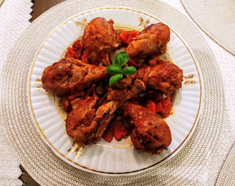 Pałki kurczaka duszone w sosie pomidorowym