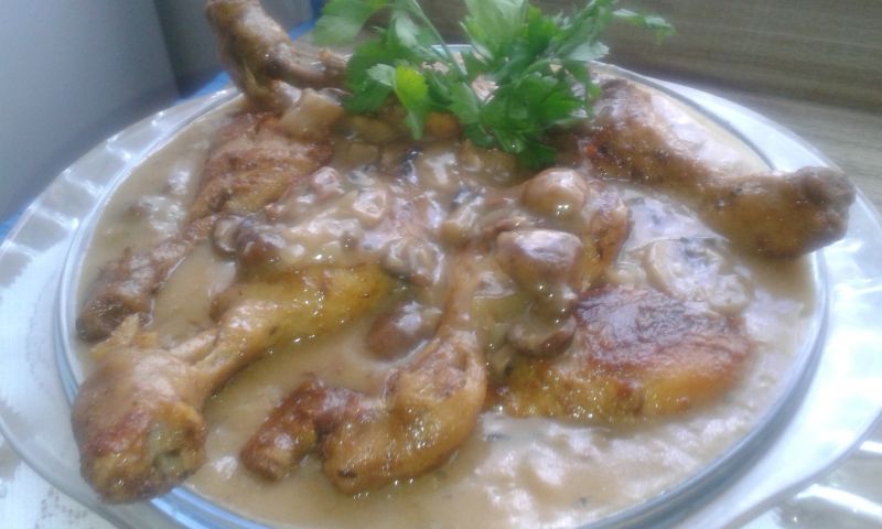 Pałki kurczaka w sosie grzybowym