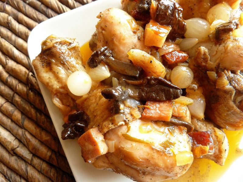 Pałki z kurczaka duszone z boczkiem i grzybami