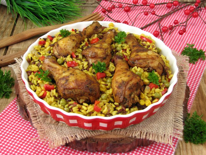 Pałki z kurczaka na kolorowym ryżu