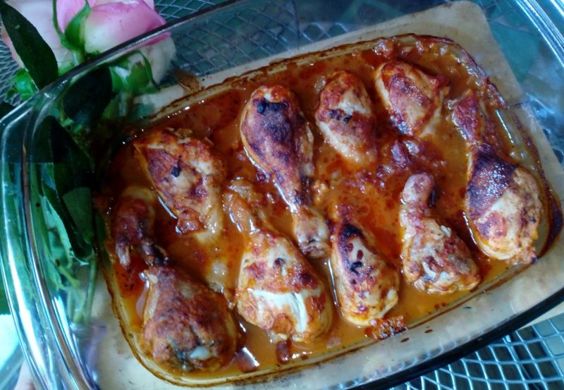 Pałki z kurczaka pieczone w sosie pomidorowym Pałki z kurczaka pieczone w sosie pomidorowym