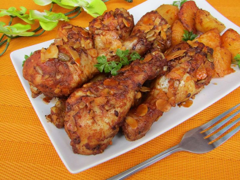 Pałki z kurczaka pieczone w winie z bakaliami