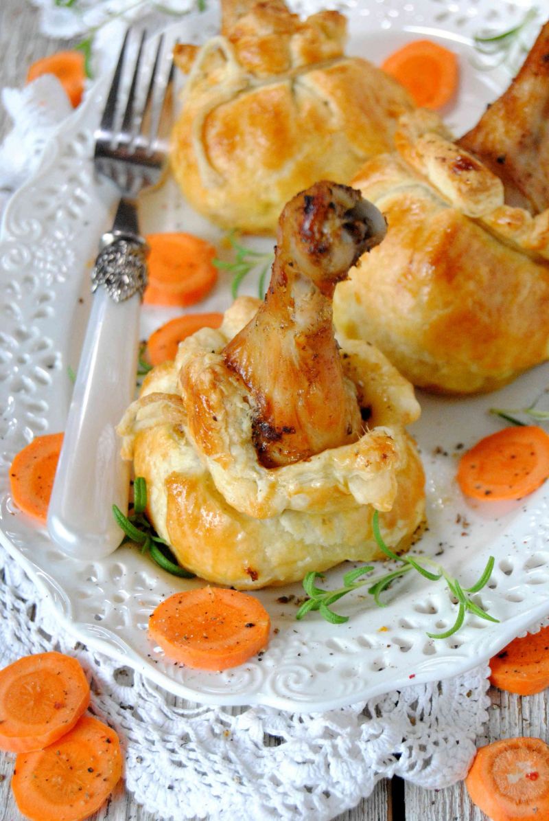 Pałki z kurczaka w cieście francuskim   Pałki z kurczaka w cieście francuskim