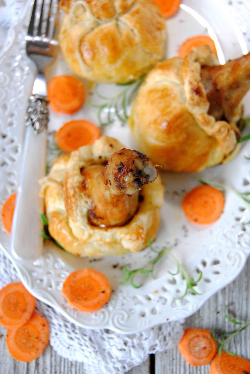 Pałki z kurczaka w cieście francuskim   Pałki z kurczaka w cieście francuskim