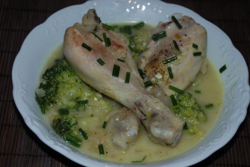 Pałki z kurczaka w lekkim sosie z brokułami