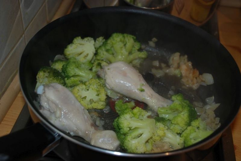 Pałki z kurczaka w lekkim sosie z brokułami