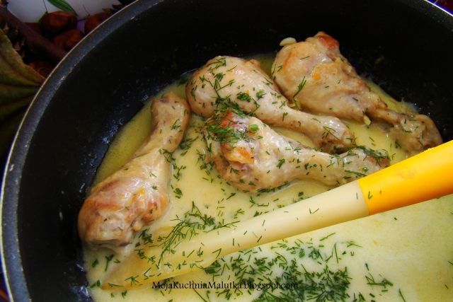 Pałki z kurczaka w sosie chrzanowym z koperkiem 
